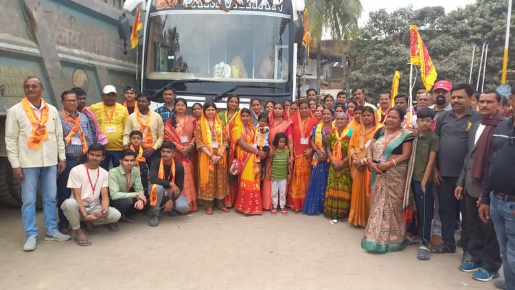 मनिहारी से महाकुंभ प्रयागराज के लिए श्रद्धालुओं का जत्था रवाना