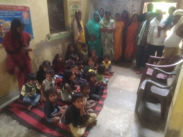आंगनबाड़ी केंद्र पर बच्चों को पोषाहार नहीं मिलने पर अभिभावकों में आक्रोश