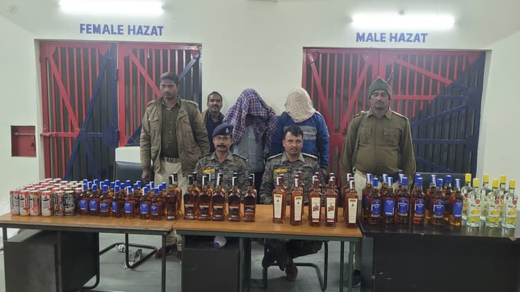 नोनगढ़ चेक पोस्ट से 55 लीटर शराब के साथ दो तस्कर गिरफ्तार