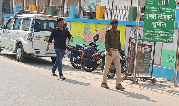 शराब पीकर हंगामा करते सुपौल उत्पाद विभाग के प्रधान लिपिक गिरफ्तार