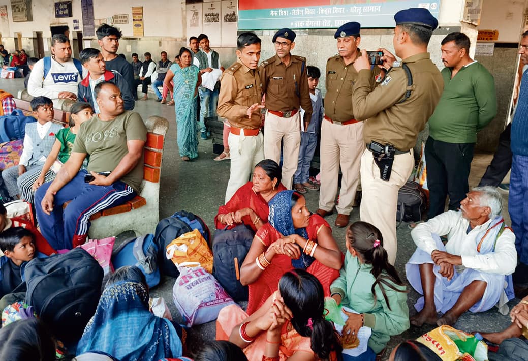 Chhapra News : रेल एसपी ने छपरा जंक्शन पर सुरक्षा के इंतजामों का लिया जायजा