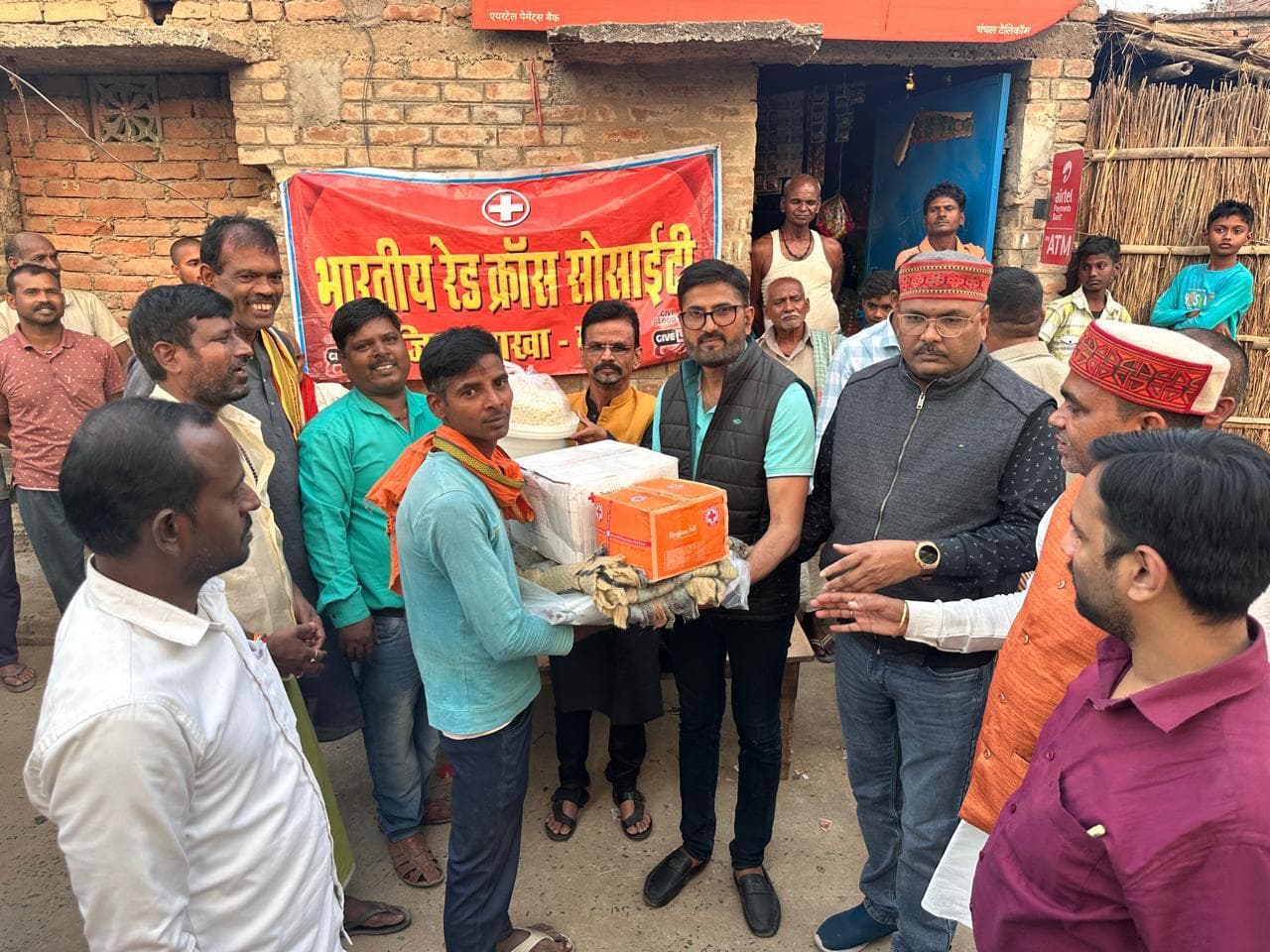 अग्निपीड़ितों को प्रशासन व रेडक्रॉस ने उपलब्ध करायी राहत सामग्री