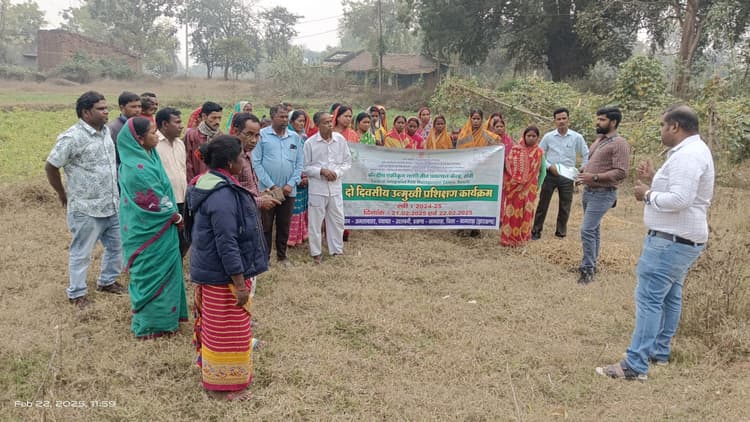 किसानों काे खेतों में मित्र और शत्रु कीट की करायी गयी पहचान