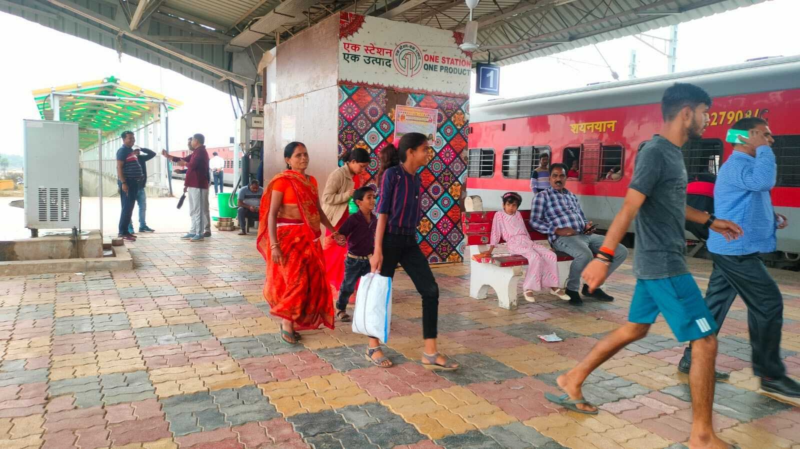 गोड्डा-गोमतीनगर ट्रेन में प्रयागराज के यात्रियों की नहीं दिखी भीड़