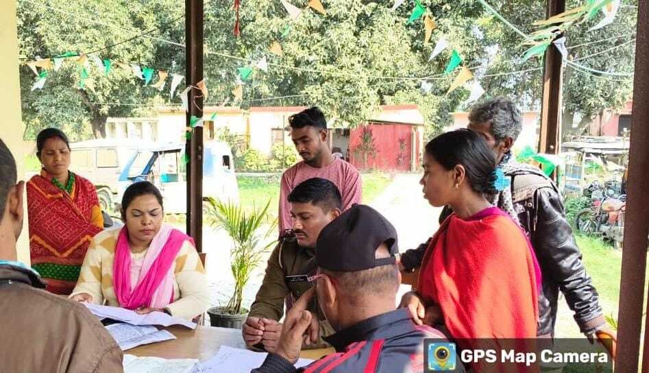 दिघलबैंक थाना परिसर में आयोजित जनता दरबार में एक मामला निष्पादित