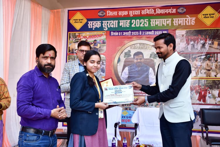 ट्रैफिक के नियमों का पालन करना अत्यंत आवश्यक: डीएम