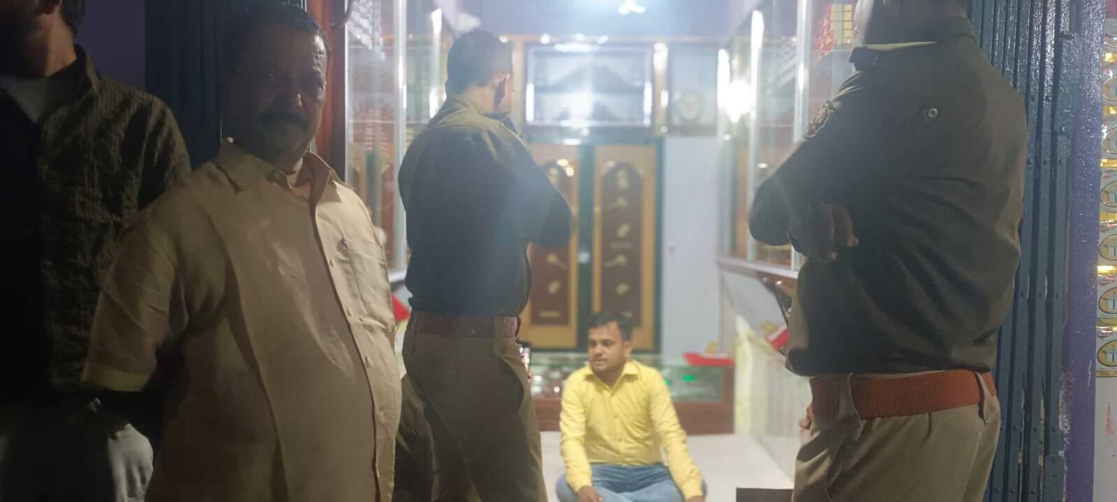 मंदिर से चोरी चांदी की मुकुट को चोर ने ज्वेलरी शॉप में बेचा, दुकानदार गिरफ्तार