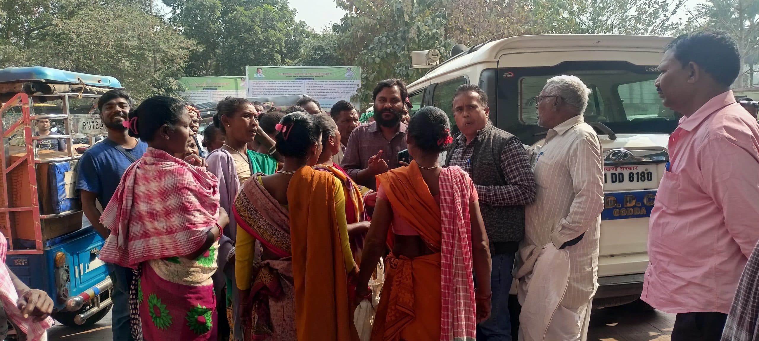 तीन माह का नहीं मिला राशन, कार्डधारियों ने किया प्रदर्शन