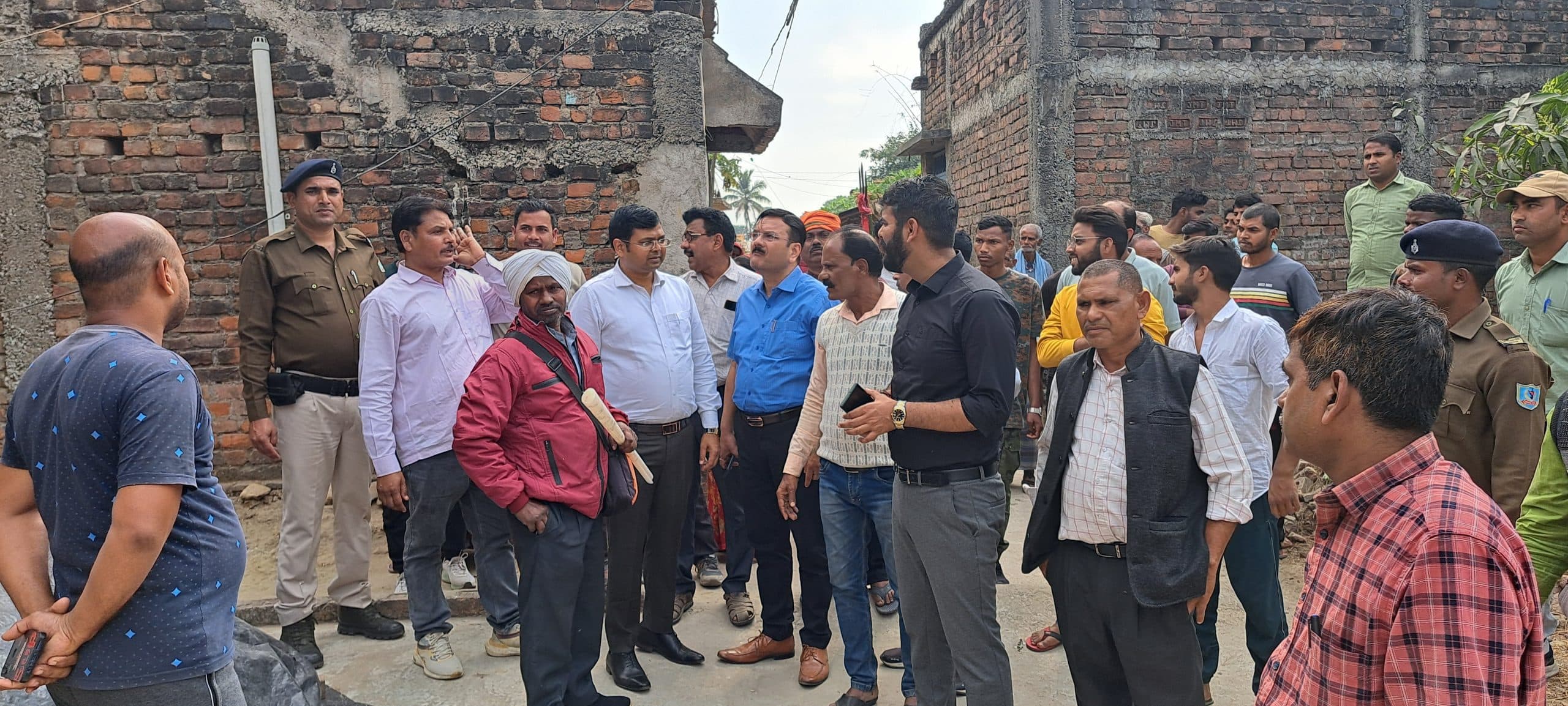 रेलवे को जमीन देनेवाले रैयतों से एसलसीओ व एसडीओ ने की बातचीत