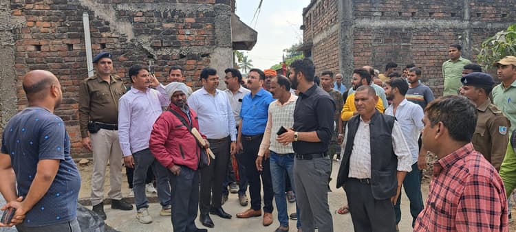 रेलवे को जमीन देनेवाले रैयतों से एसलसीओ व एसडीओ ने की बातचीत