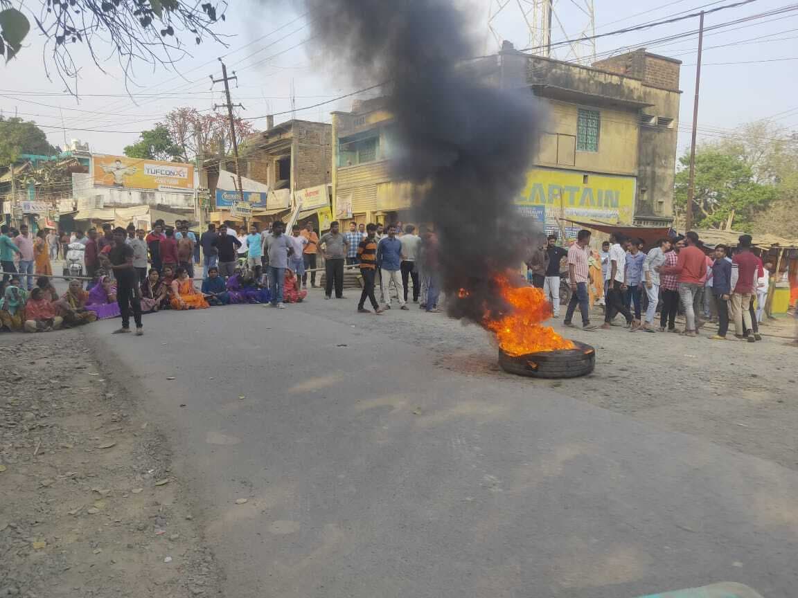 नपं कर्मी की मौत के बाद आक्रोशित लोगों ने किया सड़क जाम