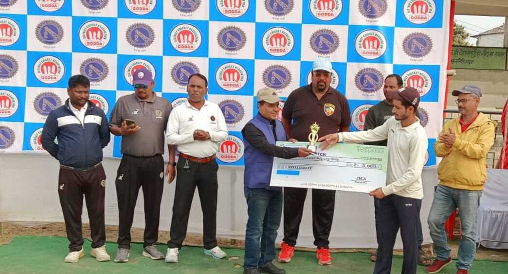 रोमांचक मुकाबले में गढ़वा ने धनबाद को एक रन से हराया