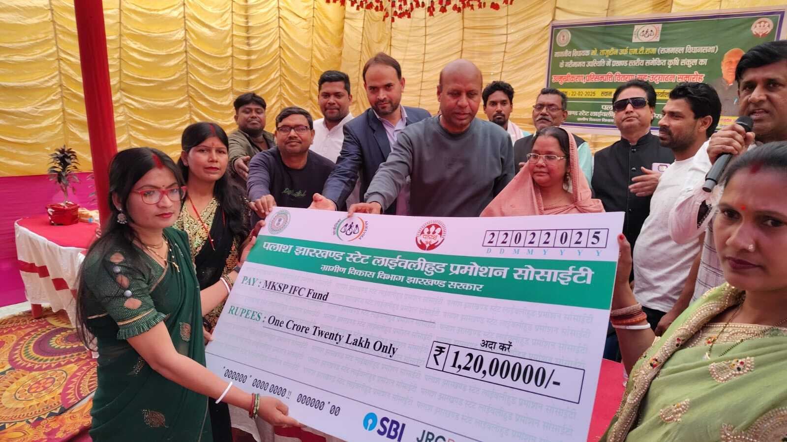 विधायक ने तीन कृषि संकुलों के बीच 1.20 करोड़ की परिसंपत्ति का किया वितरण