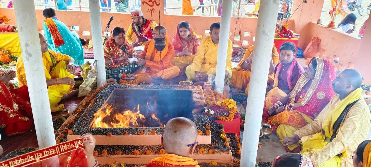 रामजी से पूछे जनकपुर की नारी लोगवा काहे देत गारी... पर झूमे श्रद्धालु