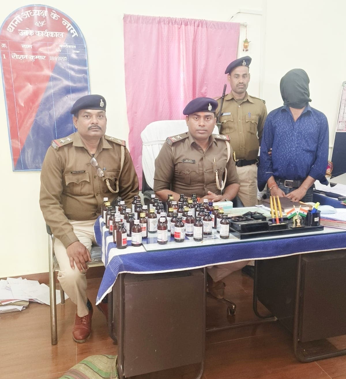 कोडिनयुक्त कफ सिरप व नशीला दवा के साथ गिरफ्तार