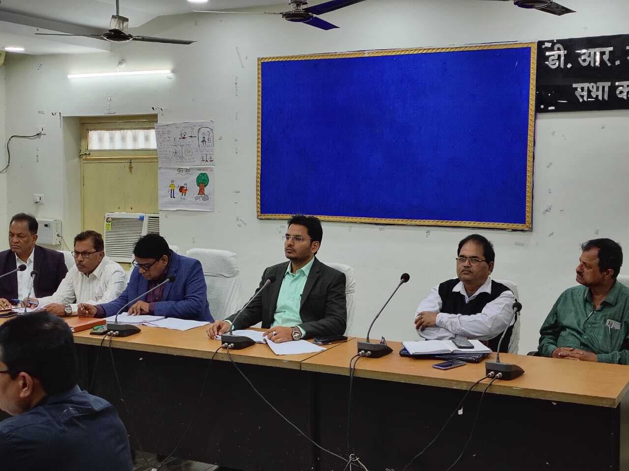 Madhubani News : सरकारी स्वास्थ्य संस्थानों में हर हाल में बढ़ाएं संस्थागत प्रसव की संख्या: डीएम