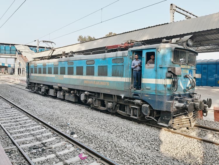 Madhubani News : झंझारपुर-लौकहा रेल खंड पर इलेक्ट्रिक इंजन का ट्राइल