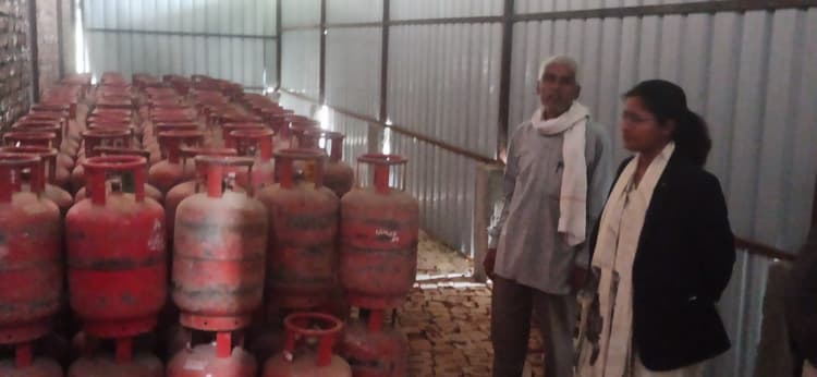 Madhubani News : सीओ ने गैस गोदाम की जांच