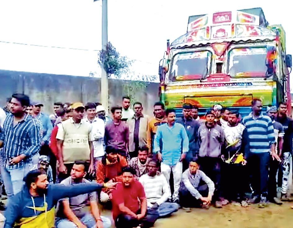 कांकसा बाबूनाड़ा औद्योगिक अंचल में ग्रामीणों ने िकया चक्काजाम