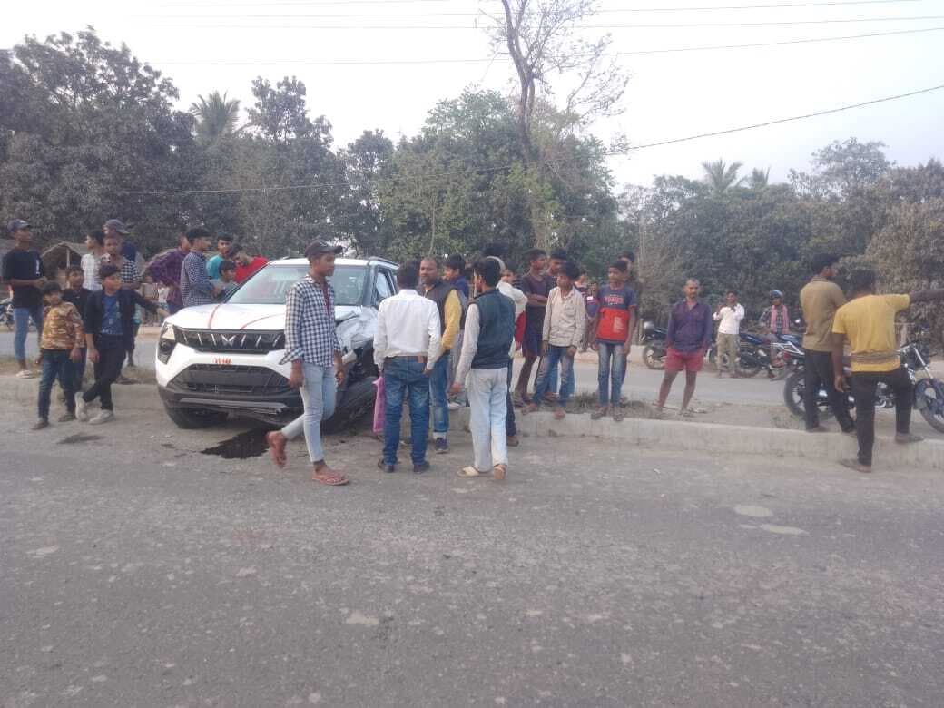 हाइवा व कार में टक्कर, बाल-बाल बचे कार सवार