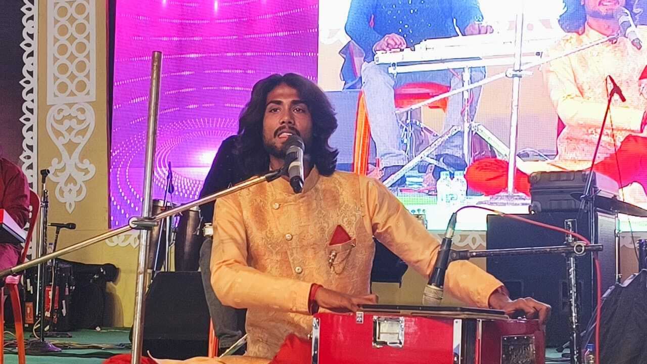 केसरिया महोत्सव के अंतिम दिन खूब झूमे श्रोता