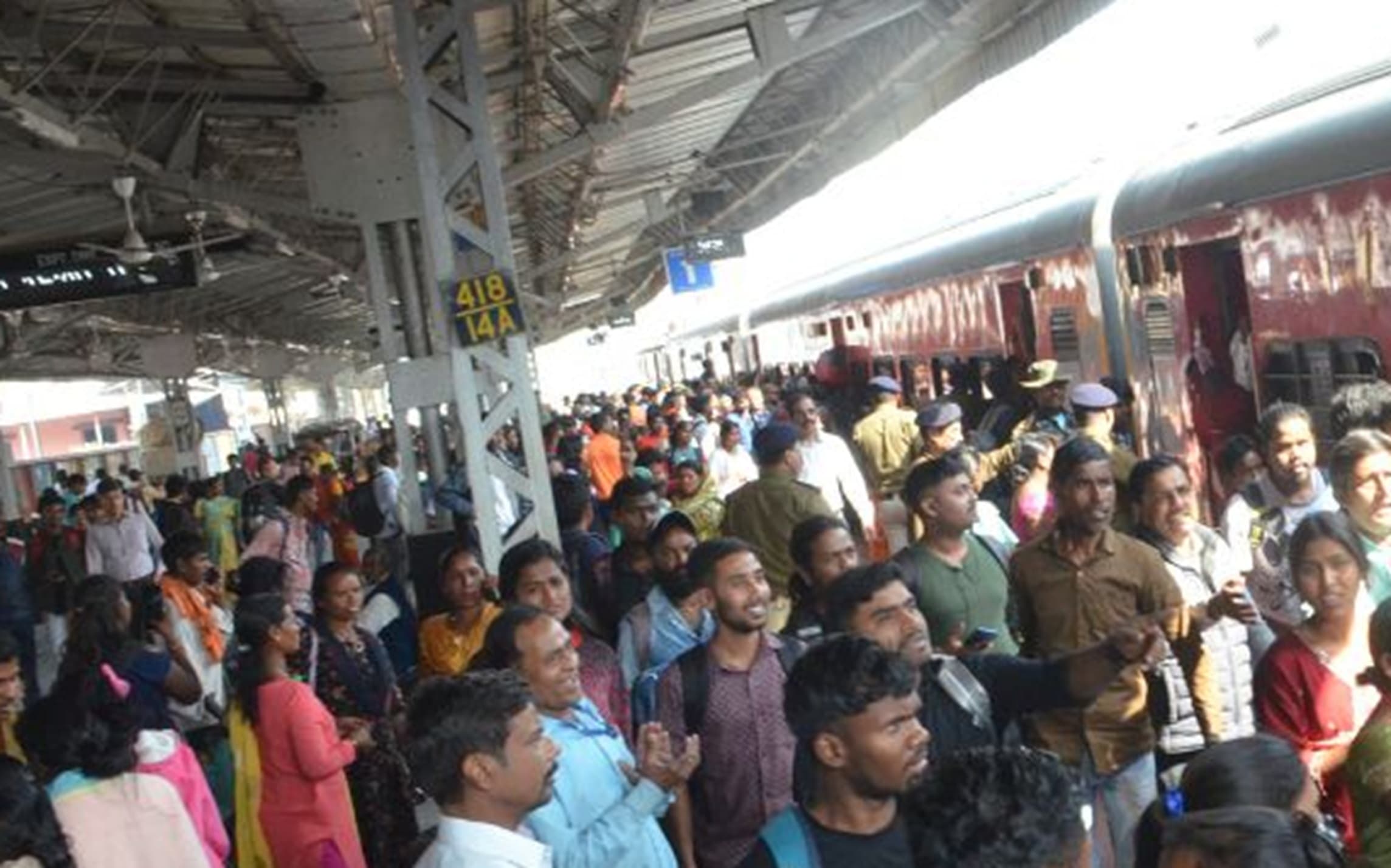 Jamshedpur News : बनारस, दिल्ली समेत उत्तर प्रदेश जाने वाली कई ट्रेनों में भी रही भीड़