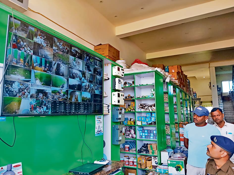 दुकान का शटर तोड़कर करीब बीस लाख रुपये से अधिक की संपत्ति चुरा ले गये बदमाश