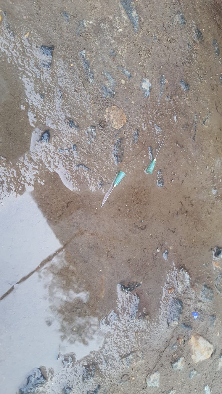 Aurangabad News : मरीज को सूई लगाकर कर्मचारियों ने रास्ते में फेंका निडिल