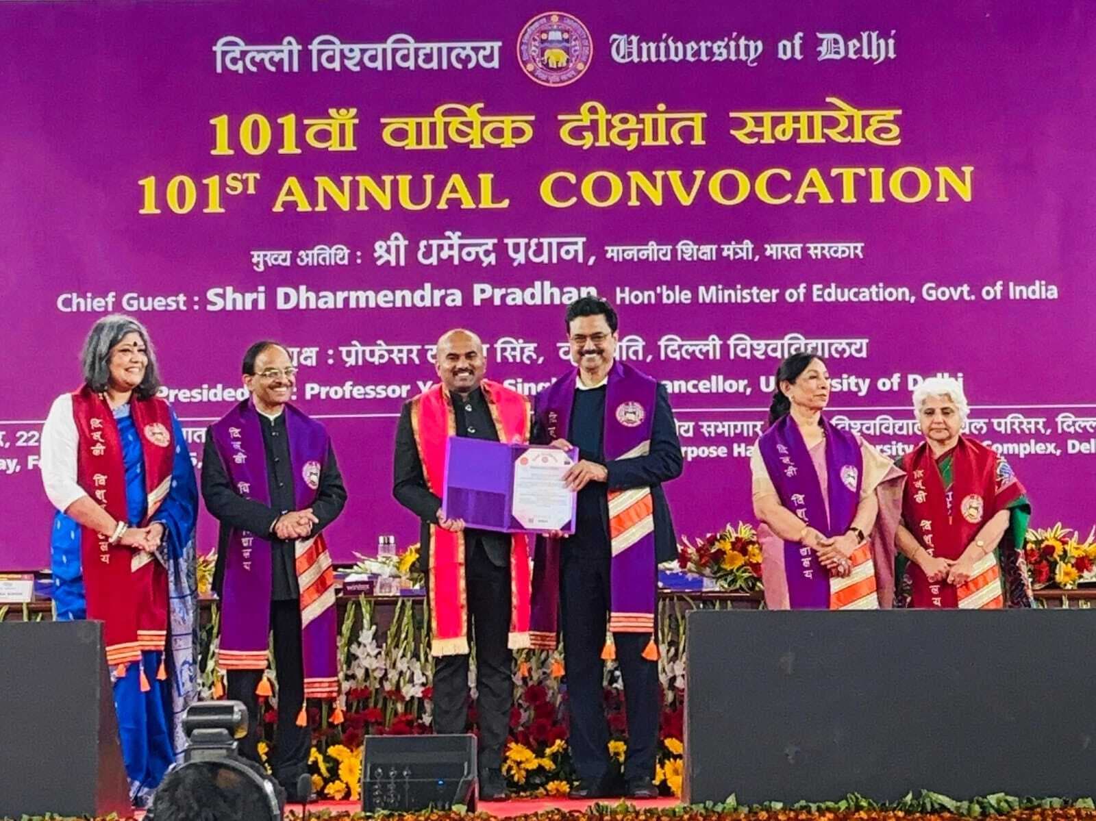 दीक्षांत समारोह में हिसुआ सीओ को मिली पीएचडी की उपाधि