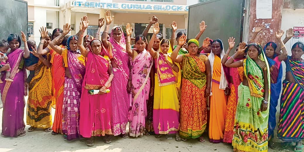 Gaya News : माेटर खराब होने से नल-जल बंद, लोगों ने प्रखंड कार्यालय में किया प्रदर्शन