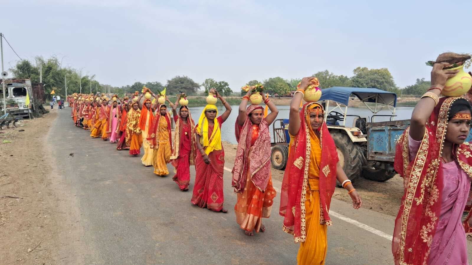 Giridih News : कलश यात्रा के साथ माता पार्वती मंदिर प्राण-प्रतिष्ठा महायज्ञ शुरू