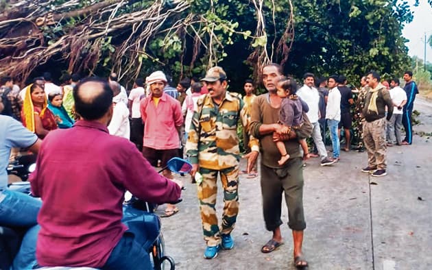 तेज आंधी-पानी से बरगद का पेड़ गिरा, दबकर इ-रिक्शा तहस-नहस