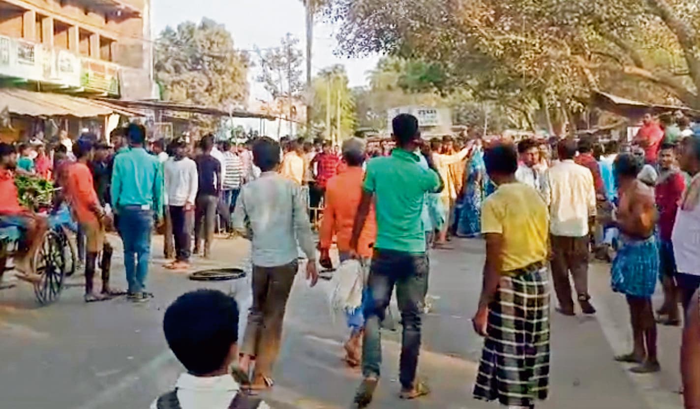 hajipur news. परीक्षा देकर घर लौट रही छात्राओं से छेड़खानी का विरोध करने पर उचक्कों ने इ-रिक्शा चालक को पीटा