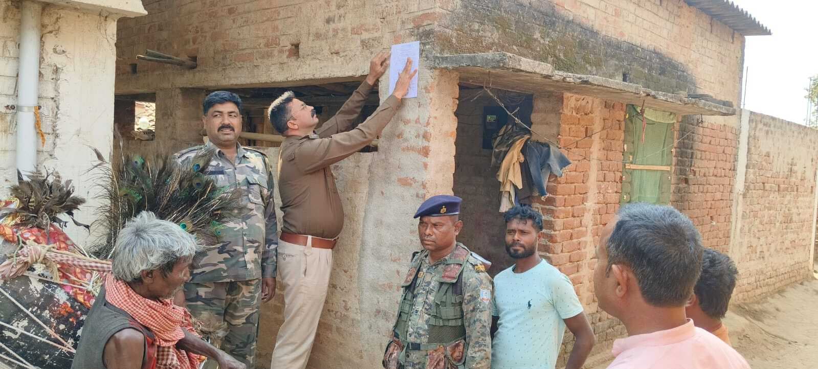 Giridih News : पुलिस ने गाजे बाजे के साथ आरोपी के घर चिपकाया इश्तेहार