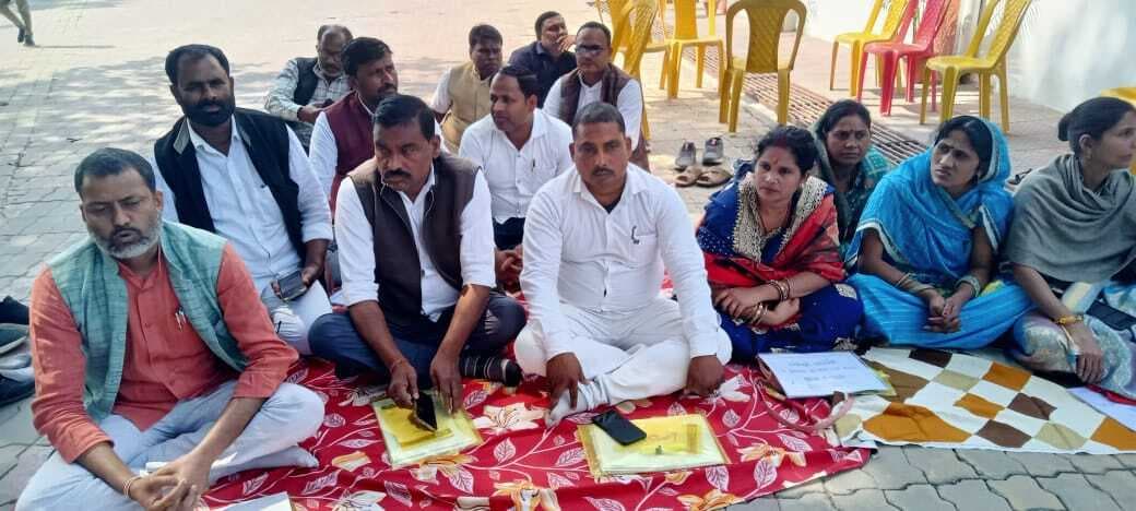 जिप सदस्यों ने बैठक का बहिष्कार कर दिया धरना