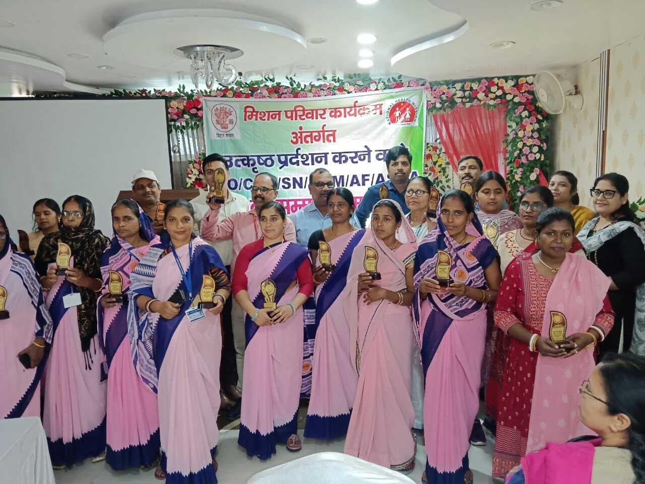 बेहतर काम करने वाले डेढ़ दर्जन स्वास्थकर्मी हुए सम्मानित