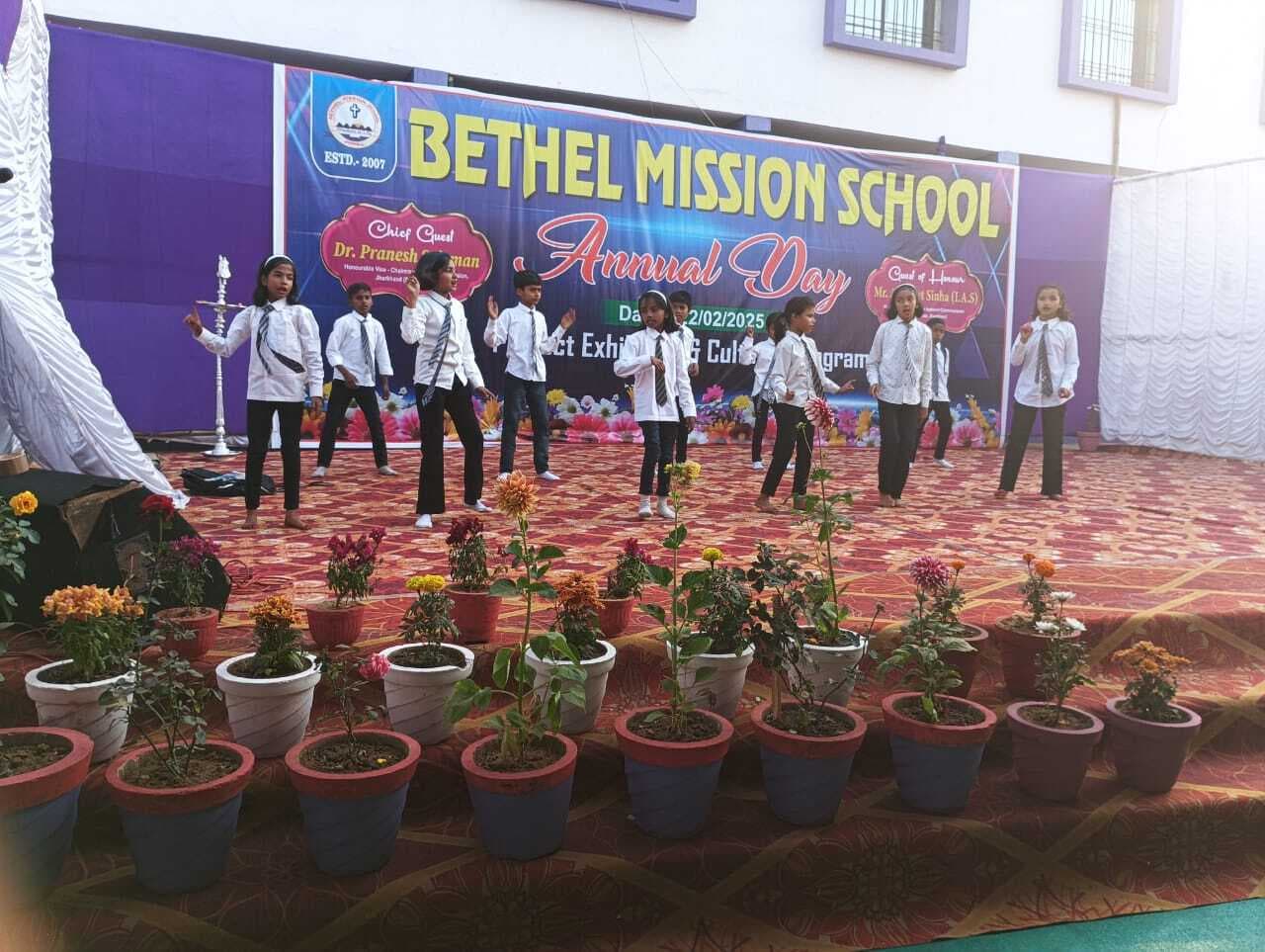 वार्षिकोत्सव पर अव्वल आये बच्चों को अवार्ड देकर किया उत्साहित