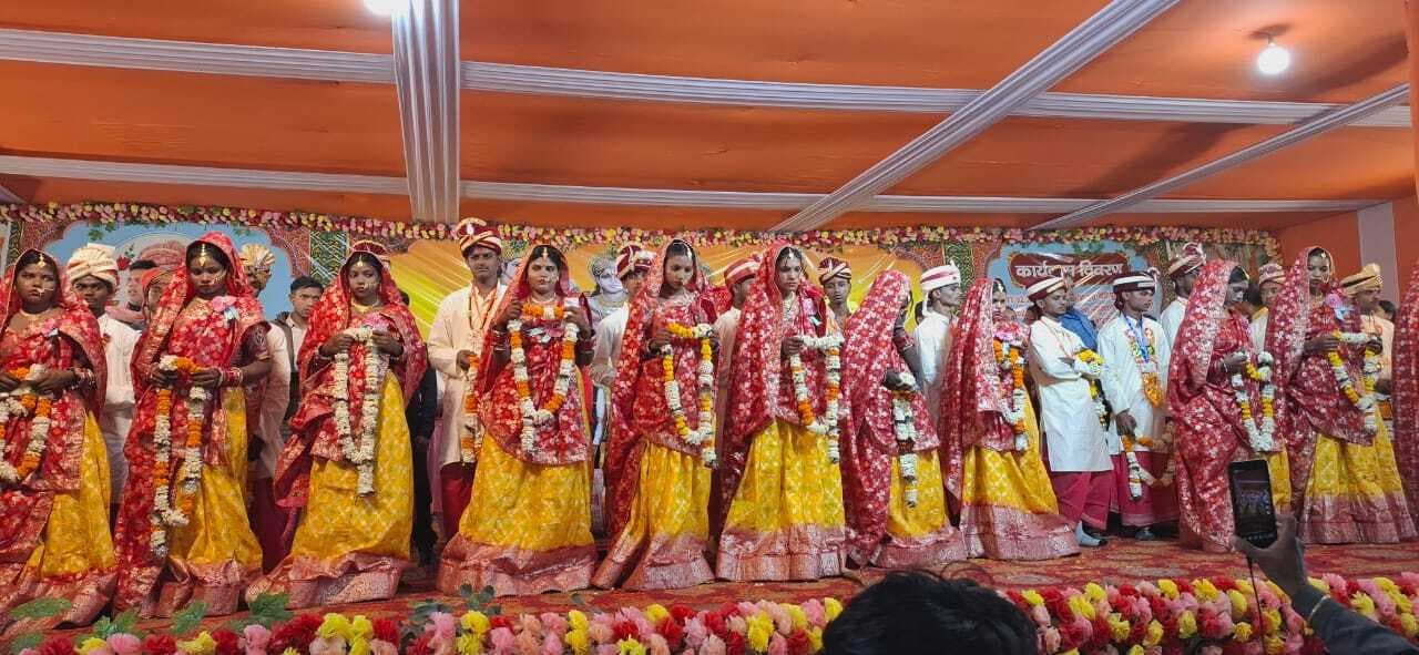 एक ही मंडप पर हुई 21 निर्धन कन्याओं का सामाजिक सहयोग से विवाह