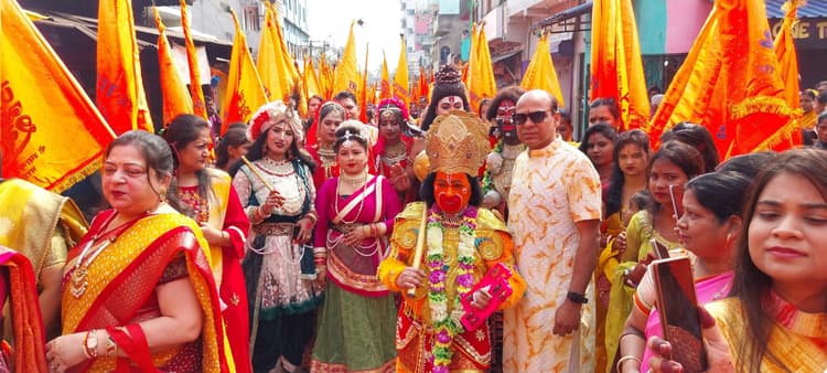 Seraikela News : हारे का सहारा, खाटू श्याम हमारा... के जयकारों संग सरायकेला में निकली निशान यात्रा