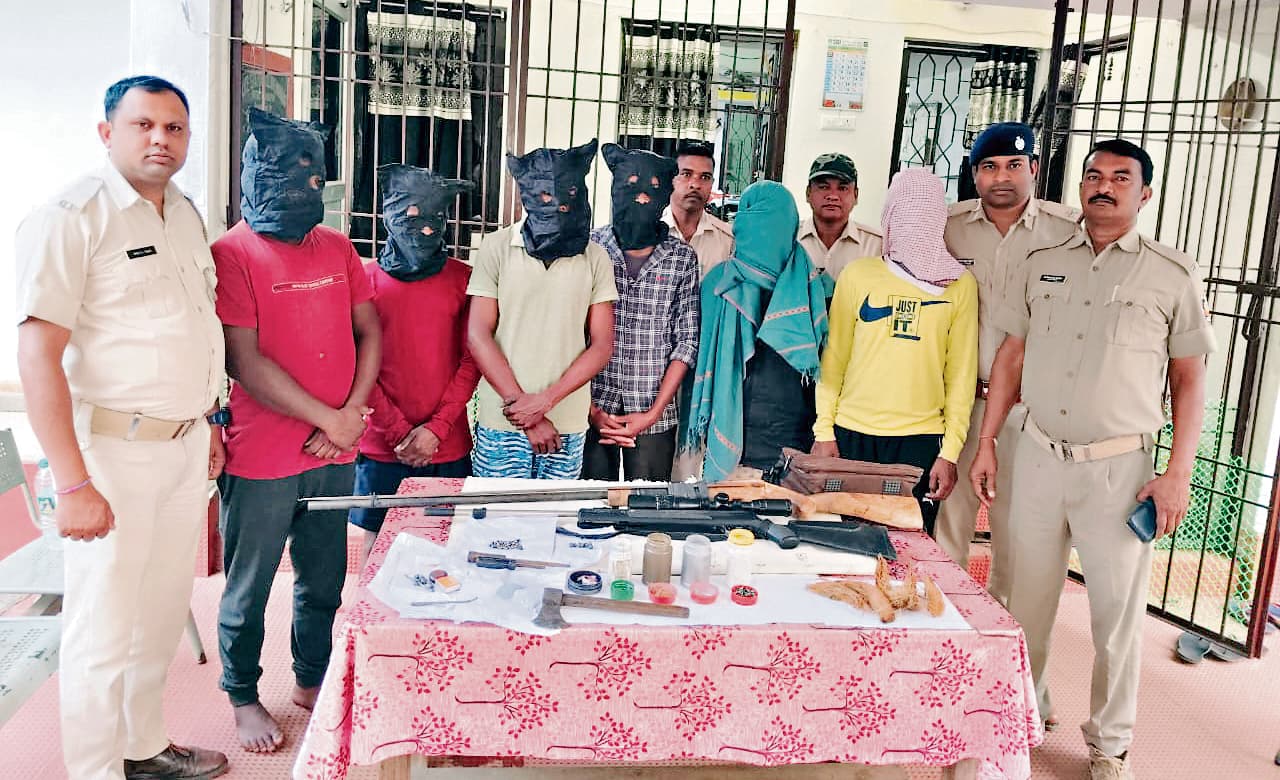 Sambalpur News: साथियों की गोली से शिकारी घायल, छह गिरफ्तार, हथियार व अन्य सामान बरामद