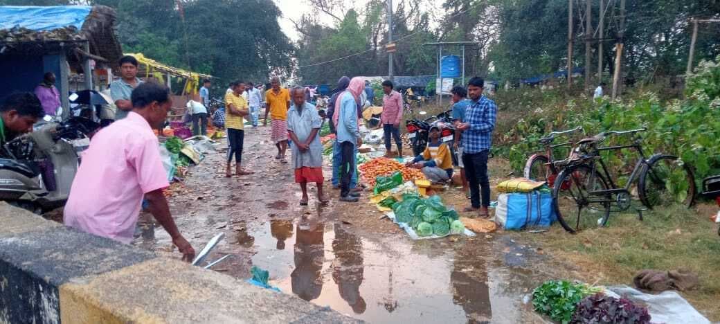 East singhbhum News : 10 रुपये में तीन किलो टमाटर व पांच रुपये में फूल गोभी बिकी