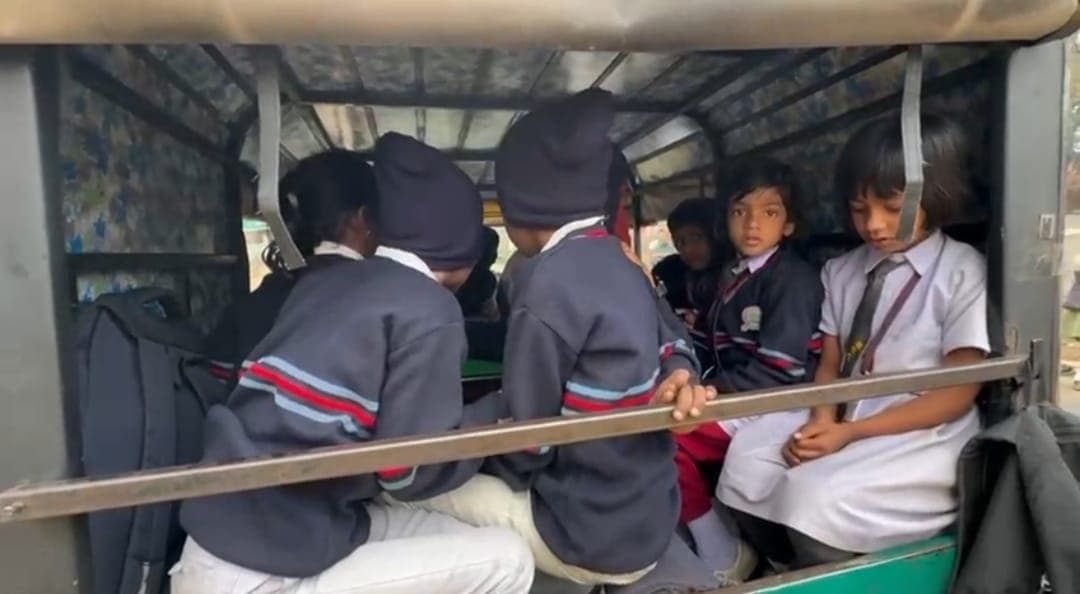 Bokaro News : क्षमता से अधिक बच्चों को बैठा कर स्कूल ले जा रहे वाहनों को किया पुलिस के हवाले