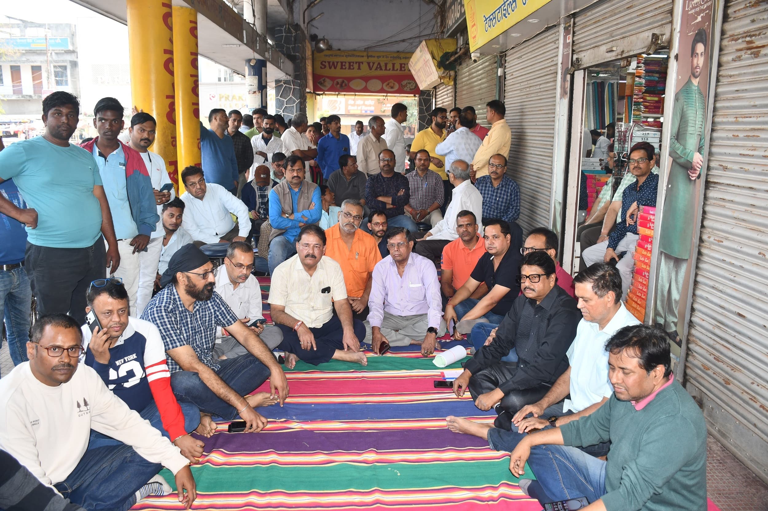 Bokaro News : सिटी सेंटर : दुकानदार से मारपीट व छिनतई, विरोध में बंद रखी दुकानें