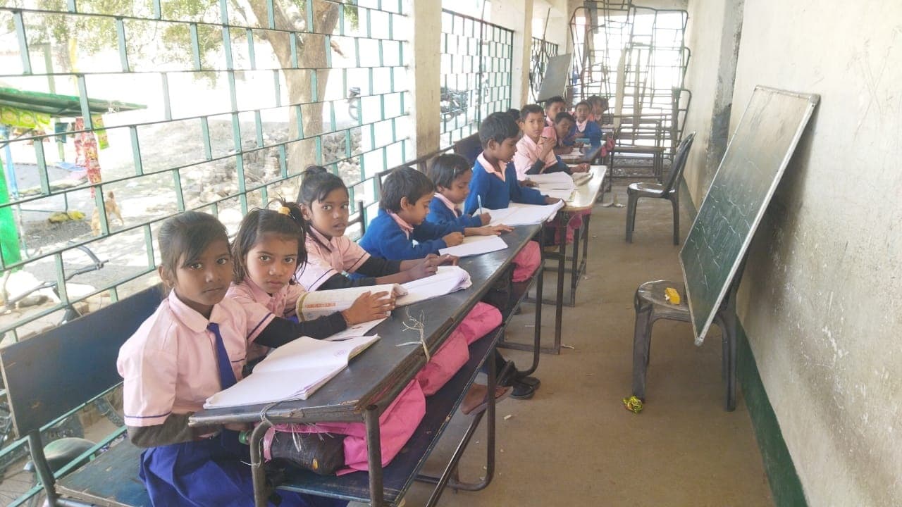 Bokaro News : पढ़ाने के साथ-साथ करनी पड़ती है बच्चों के पहरेदारी