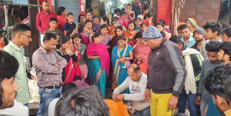 Dhanbad News : कुंभ स्नान कर लौट रहे राजगंज के कपड़ा व्यवसायी के पुत्र की मौत, शव पहुंचते ही मचा कोहराम