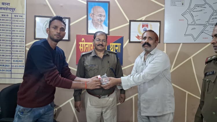 Jamshedpur News : सीआरपीएफ जवान के माता-पिता का गुम बैग एक माह बाद मिला, पुलिस ने लौटाया