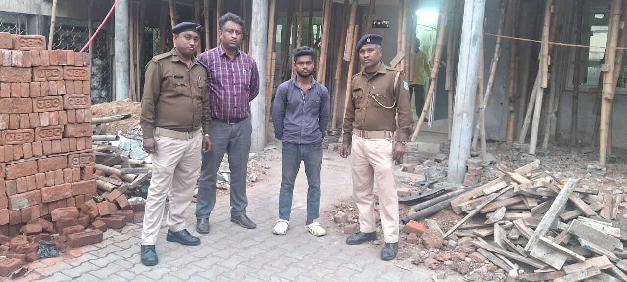 Jamshedpur News : साकची आम बागान मैदान में अवैध पार्किंग वसूली करता युवक पकड़ाया