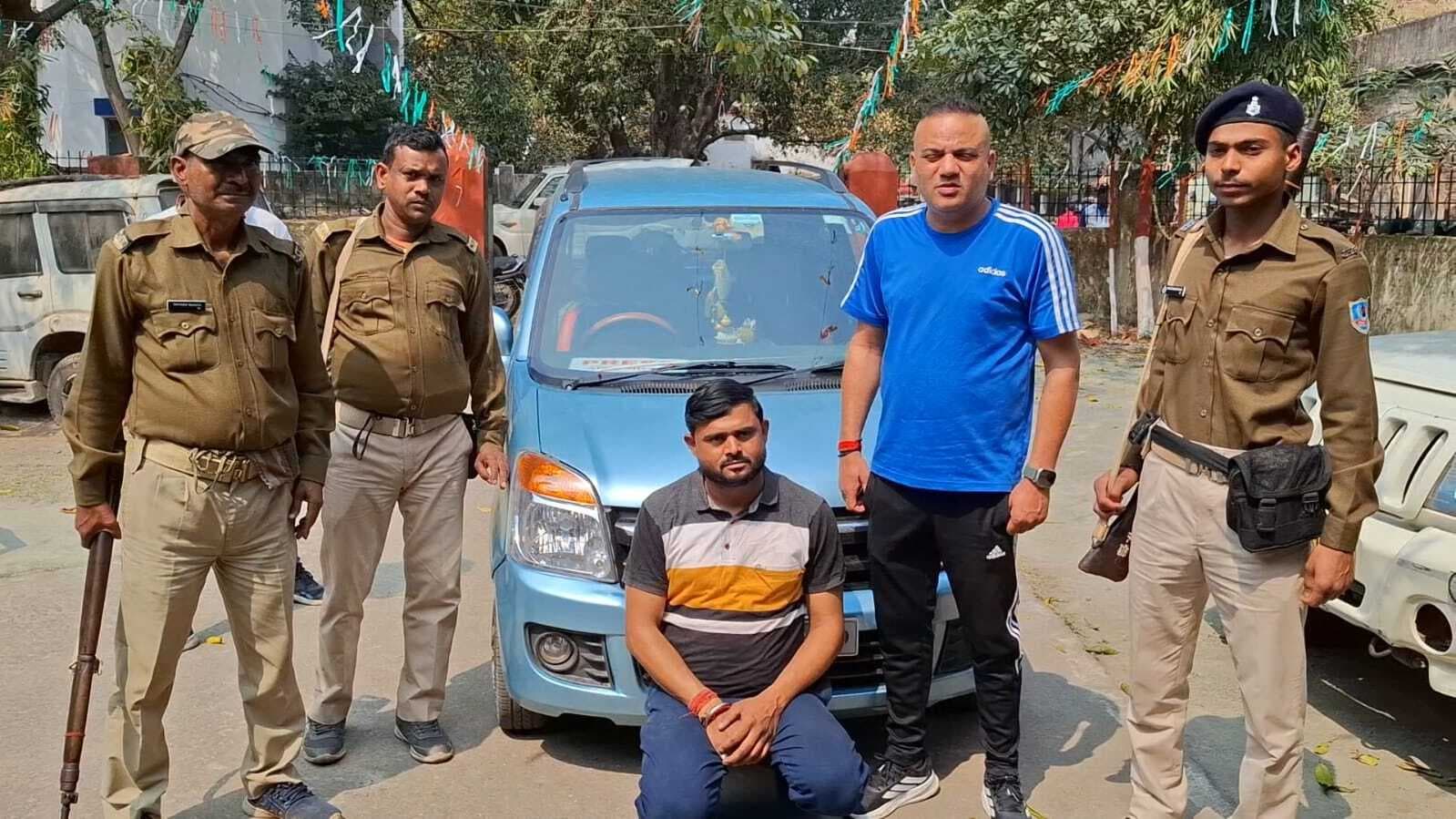 Dhanbad news: कार से नकली शराब बनाने का सामान बरामद, युवक पकड़ाया