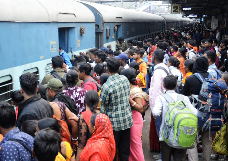 Dhanbad News: महाकुंभ यात्रियों से पटा स्टेशन, प्लेटफॉर्म पर लगते ही धनबाद-कोयंबटूर ट्रेन हो गयी फुल