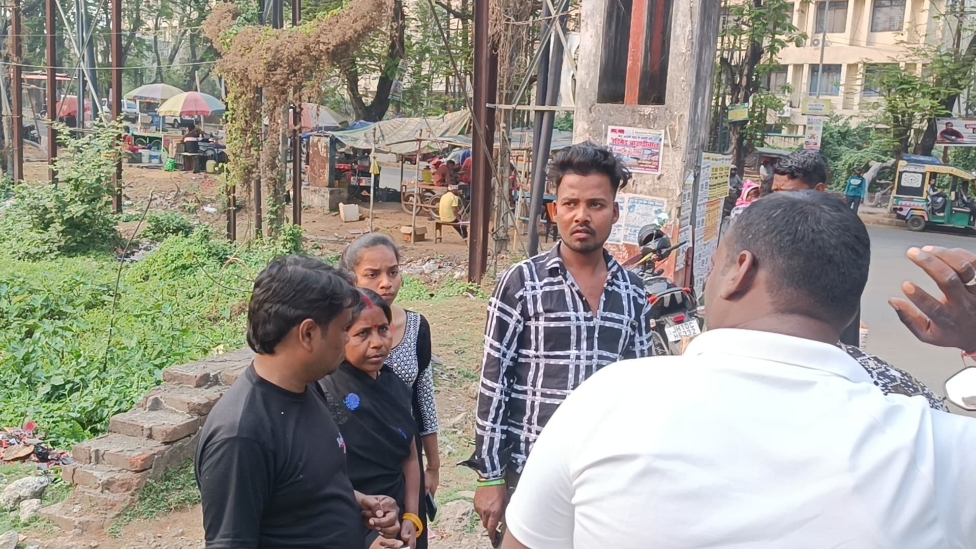 Dhanbad News: इलाज कराने आयी महिला व बेटे को होमगार्ड ने पीटा, हंगामा